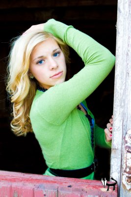 senior pictures by a barn, minnesota