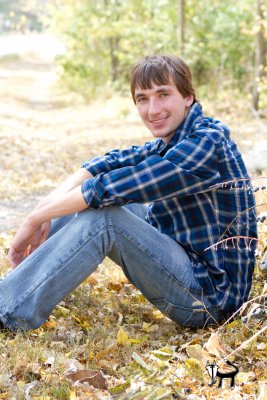 senior pictures sitting in the grass, senior guy