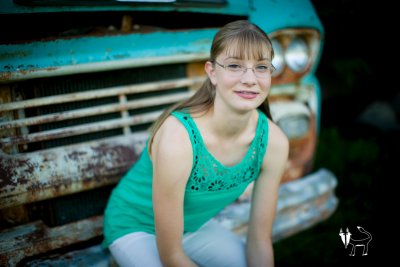 senior portraits by an old vintage truck look cool!