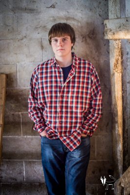 old fashioned senior pictures in a barn, minnesota